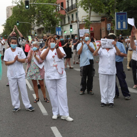 Profesionales sanitarios se han concentrado esta tarde frente al Hospital Niño Jesús, en Madrid, para denunciar la "privatización encubierta" que, a su juicio, va a emprender el Gobierno autonómico en este centro al aprobar su ampliación mediante un 