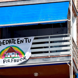 15/03/2020.- Vista del balcón de una vivienda en una calle de Almería este domingo, durante el confinamiento decretado por el Estado de Alarma debido al coronavirus. EFE/Carlos Barba