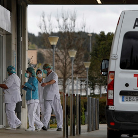 Personal del Hospital de Igualada (Barcelona) donde, al margen del estado de alerta que vive toda España, permanecen en confinamiento. /EFE