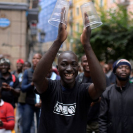 Migrantes africanos recién llegados a España bailan durante una fiesta de bienvenida organizada por grupos vecinales. Bilbao, España, el 28 de julio de 2018. Foto: Vincent West / Reuters