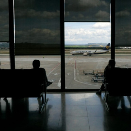 Pasajeros esperando su vuelo en el Aeropuerto de Madrid-Barajas Adolfo Suárez. AFP/Christof Stache