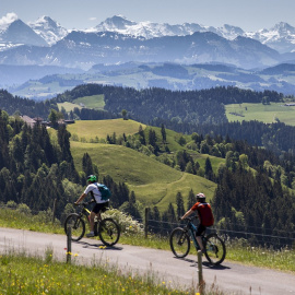 21/05/2020.- Ciclistas pasean por los Alpes suizos. EFE/Peter Klaunzer