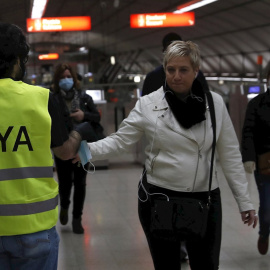 14/04/2020.- Un voluntario de la DYA realiza una entrega de mascarilla a un viajero del metro de la capital vizcaína este martes. EFE/Luis Tejido