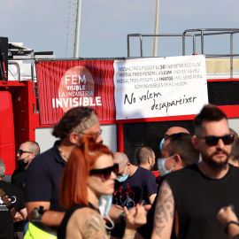 Convocatòria a l'aparcament del Palau Sant Jordi de la marxa lenta de vehicles per reclamar mesures per a la indústria de l'espectacle amb el cartell al fons 'Fem visible la indústria de l'invisible'. MAR VILA / ACN