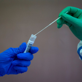 Dos profesionales sanitarias realizan pruebas PCR. EFE/Enric Fontcuberta/Archivo