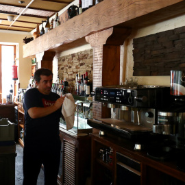 Un hostelero prepara su bar en Guadalajara para la reapertura el próximo lunes. | Reuters. Sergio Pérez