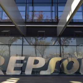 El logo de la petrolera Repsol, en el exterior de su sed en Madrid. AFP/PIERRE-PHILIPPE MARCOU