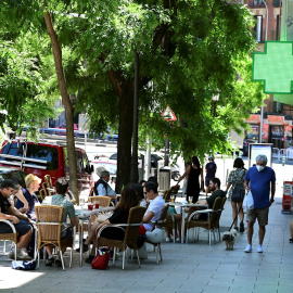 Imagen de terrazas de bares en el madrileño barrio de Lavapies, en Madrid, en una imagen de archivo. / EFE -  Víctor Leren