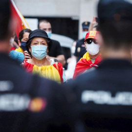 Un momento de la "cacerolada" de este miércoles en la calle General Ruiz de Valladolid en protesta por la gestión del Gobierno en la crisis del coronavirus. EFE / R.GARCÍA