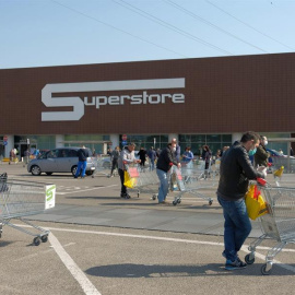 Clientes de una gran superficie en Desio (Italia) esperan para hacer la compra. | EFE