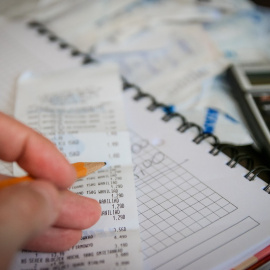 Imagen de una persona revisando las facturas con una calculadora. Foto: Michal Jarmoluk / Pixabay