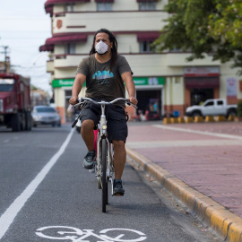 Ciclistas pasean por una ciclovía de 7.5 kilómetros que inauguró el Ayuntamiento del Distrito Nacional, durante el Día Mundial de la Bicicleta, este miércoles en Santo Domingo | EFE