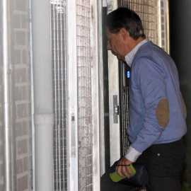 El expresidente de la Comunidad de Madrid, Ignacio González, detenido por supuesta corrupción en el Canal de Isabel II, a su llegada esta noche a la Comandancia de la Guardia Civil de Tres Cantos, Madrid. EFE/Javier López