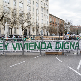 Una pancarta en la que se lee: 'Ley vivienda digna ya!', durante una concentración, frente al Congreso de los Diputados, a 24 de enero de 2023, en Madrid (España). - Europa Press