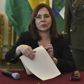 27/12/2019.-La canciller interina boliviana, Karen Longaric, durante una rueda de prensa este viernes en La Paz (Bolivia). Bolivia acusó a la Embajada de España en La Paz de cometer "atropellos" a su soberanía, por un incidente con la Policía Bolivian