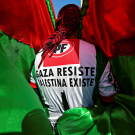  Un miembro de la comunidad palestina en Chile viste una camiseta que dice "Gaza resiste, Palestina existe" durante una manifestación frente al palacio de La Moneda mientras el embajador de Israel en Chile, Gil Artzyeli, presenta sus Cartas Credenciales 