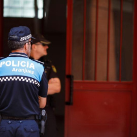 Policías custodian este lunes la vivienda situada en la calle de Victoria Kamhi de Aranjuez. EFE