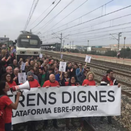 Manifestació a l'estació de L'Aldea per demanar més regularitat de trens. Europa Press