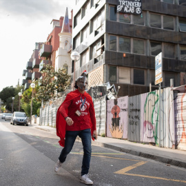 Una persona vestida de gladiador, en la plaza de la Bonanova, donde se encuentran los edificios okupados La Ruïna y el Kubo, a 11 de mayo de 2023. David Zorrakino / Europa Press