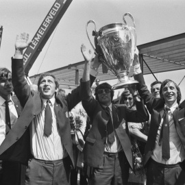 Imagen de la llegada del Ajax con la Copa de Europa de 1971 al aeropuerto de Ámsterdam. Foto: Fotocollectie Anefo / Nationaal Archief