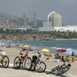 La central nuclear de Vandellós II (Tarragona), que sufrió un incendio de un generador eléctrico que obligó a pararla y a activar la prealerta de emergencia, vista desde la playa de la Almadrava.