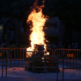 La foguera de Sant Joan a la plaça dels Arbres de Vila-rodona. ROGER SEGURA / ACN