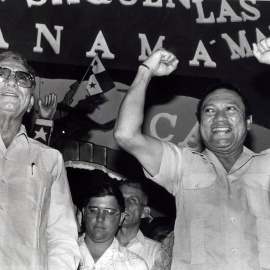 Fotografía de archivo de Noriega junto a Manuel Solis. /REUTERS