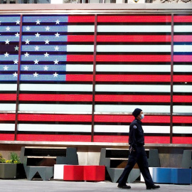 11/05/2020 - Un hombre en Times Square (Nueva York). / EFE - JUSTIN LANE