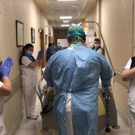 Un párroco de 75 años con coronavirus consigue salir de la UCI