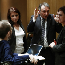 La portavoz socialista, Adriana Lastra, conversa con el portavoz de Unidas Podemos, Pablo Echenique, el diputado de Unidas Podemos Enrique Santiago y la diputada de Bildu Mertxe Aizpurua en la primera sesión de la Comisión del Congreso para la Reconstru