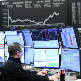 Un broker operando en la Bolsa de Fráncfort. E.P./DPA/Arne Dedert