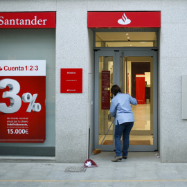 Oficina del banco Santander en Ronda. / JON NAZCA (REUTERS)