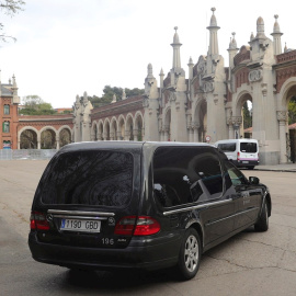 Un coche fúnebre llega al cementerio de La Almudena, en Madrid. /EFE