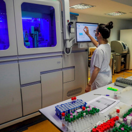 Personal sanitario trabaja en el laboratorio del Hospital Puerta de Hierro, en una imagen de archivo. EFE/JuanJo Martí