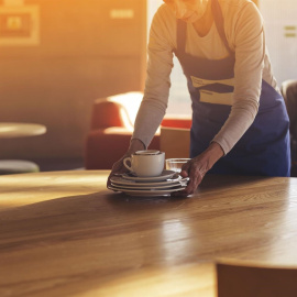 Una mujer trabaja en una cafetería. CAIB/Archivo