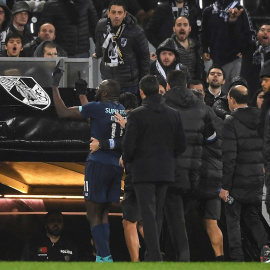 16/02/2020.- El jugador del Oporto abandona el terreno de jueo después de recibir insultos racistas. EFE/Hugo Delgado