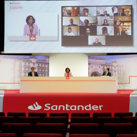 Imagen de la Junta de Accionistas virtual del Banco Santander celebrada el 3 de abril. En la mesa presidencial, Ana Botín en el centro flanqueada por José Antonio Álvarez (a su derecha), consejero delegado, y Jaime Pérez Renovales, secretario general.