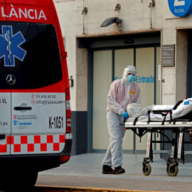 Un técnico sanitario traslada a un paciente en el Hospital de Bellvitge. EFE/Toni Albir/Archivo