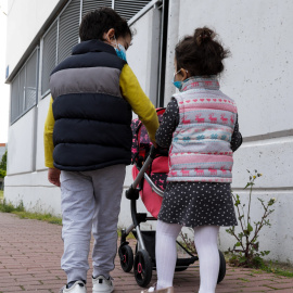 Niños paseando cuarentena. / EUROPA PRESS