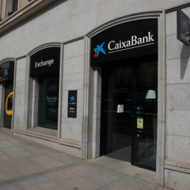 Una oficina de CaixaBank en Madrid. E.P./Joaquin Corchero