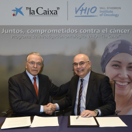 Isidro Fainé, presidente de la Fundación Bancaria ”la Caixa”, y Josep Tabernero, doctor y director del Vall d’Hebron Instituto de Oncología (VHIO), firman una alianza que reafirma el compromiso común de ambas entidades con la lucha contra el cá