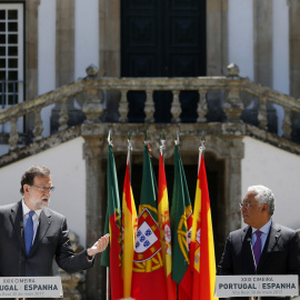 El presidente del Gobierno Mariano Rajoy y el primer ministro de Portugual António Costa, durante la rueda de prensa conjunta que ofrecieron en los jardines del Palacio de Mateus, en Vila Real, al término de la XXIX Cumbre Luso-Española,en Vila Real EF