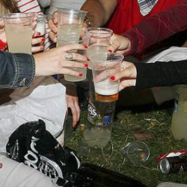 Jóvenes haciendo botellón en la calle / EFE