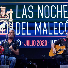 El cantante de Mclan, Carlos Tarque (i), y el guitarrista Ricardo Ruipérez durante el concierto en acústico en Murcia Río, dentro del ciclo Las Noches del Malecón. EFE/Marcial Guillén/Archivo