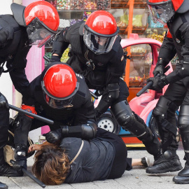 La Ertzaintza detiene a una mujer durante unos incidentes provocados por el mitin que VOX ha celebrado este jueves en la Plaza Bide Onera de Barakaldo | EFE