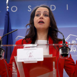 Inés Arrimadas comparece ante los medios de comunicación en el Congreso. (J.J. GUILLÉN | EFE)