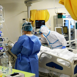 Un médico y una enfermera atienden a un paciente en un hospital dedicado en exclusiva al coronavirus en Milán. /EFE