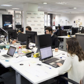 Trabajadores en una empresa.- EFE