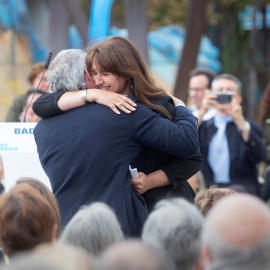 La presidenta de JxCAT, Laura Borràs (d), y el candidato de la formación a la alcaldía de Badalona, David Torrents (i), participan en un acto de campaña del partido en Badalona. EFE/Marta Pérez
