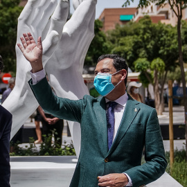 El presidente de la Junta de Andalucía, Juanma Moreno, inaugura la primera de las esculturas de homenaje que Andalucía dedica a los profesionales sanitarios y al resto de personas que luchan contra el Covid-19.